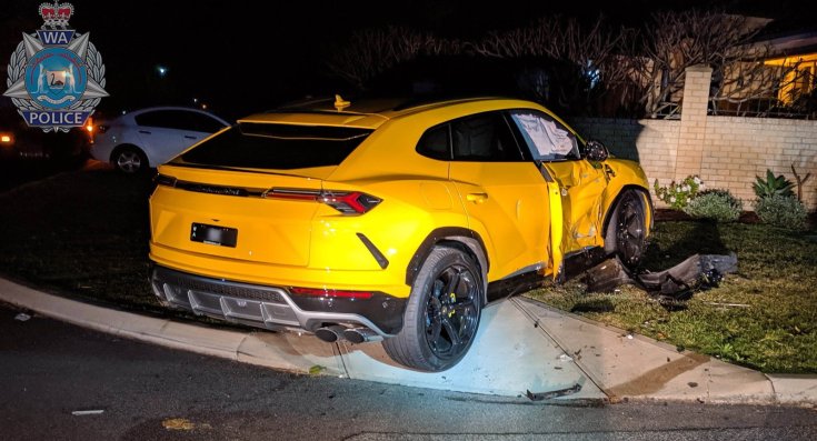 Összetört Lamborghini Urus oldalról