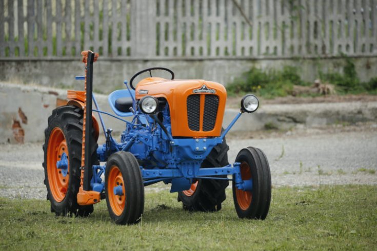 Lamborghinetta 2241R traktor elölről
