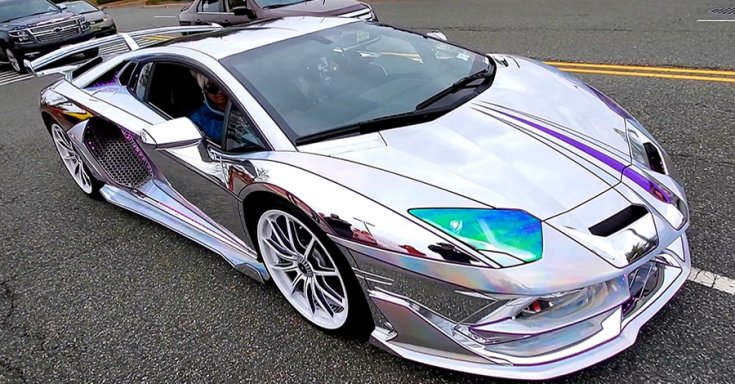 A króm Lamborghini Aventador SVJ elölről