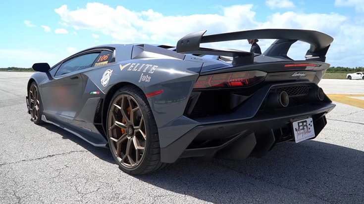 Lamborghin Aventador SVJ hátulról fotózva