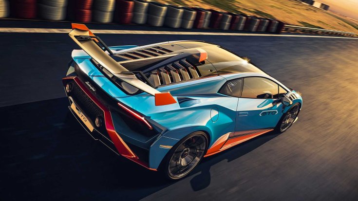 2021-es Lamborghini Huracan STO modell egy versenypályán féloldalról