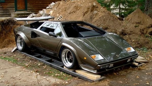 Lamborghini-replika oldalról fotózva