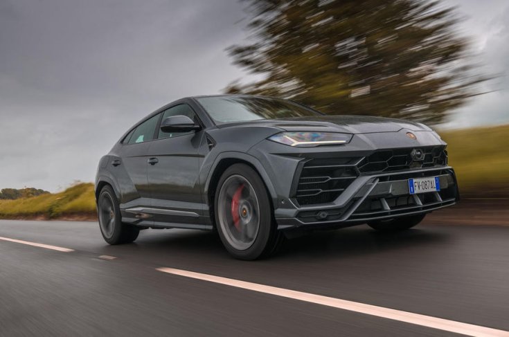 Lamborghini Urus országúton, féloldalról