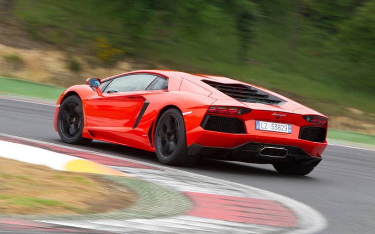 A Lamborghini Aventador hátulról fotózva egy kanyarban