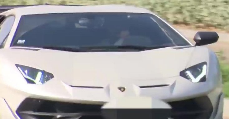 Fehér színű Lamborghini Aventador SVJ szemből lefotózva
