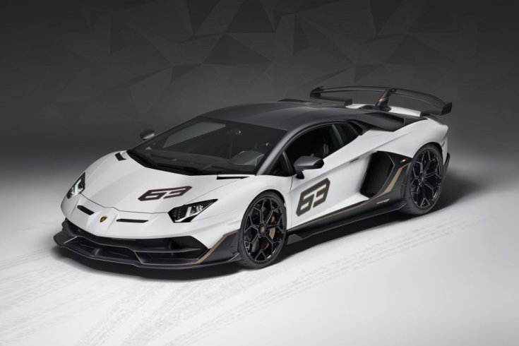 Szürke-fehér fényezésű Lamborghini Aventador SVJ az egyik hivatalos sajtófotón, szemből, hátulról