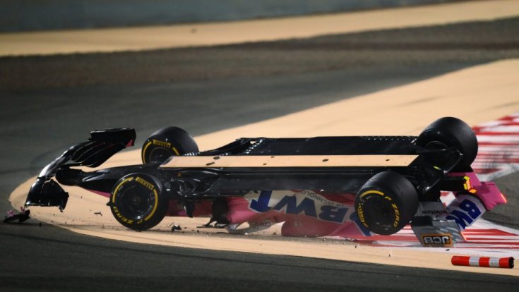 Lance Stroll fejre fordult Racing Point versenyautója oldalról a baleset után