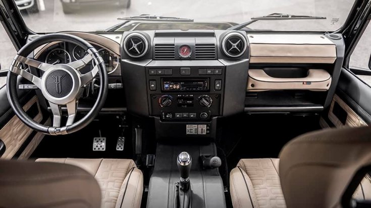 Land Rover Defender 6x6 beltér