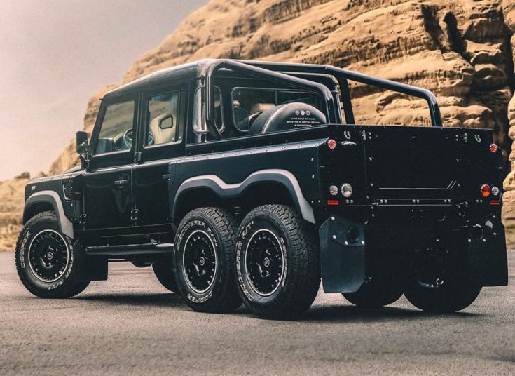 Land Rover Defender 6x6 hátulról