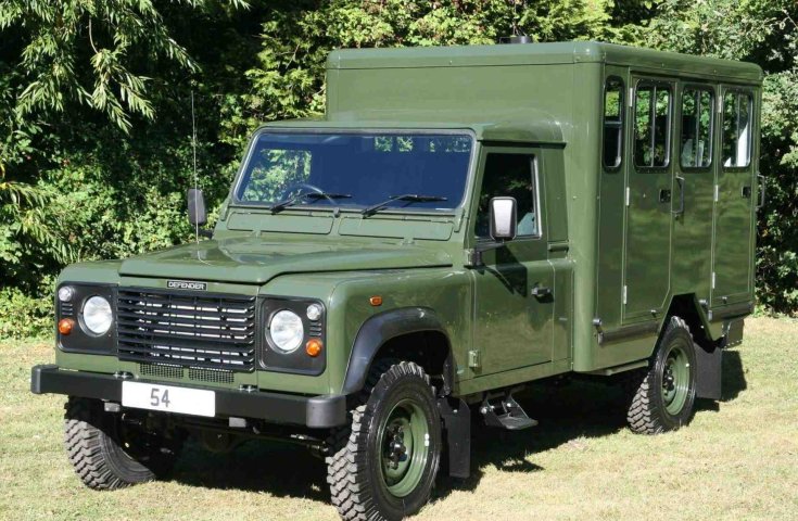 Land Rover Defender 130 oldalról fotózva