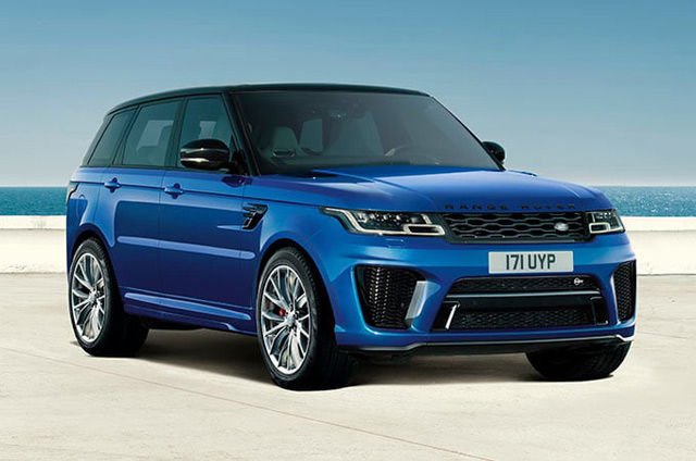 Kék színű Land Rover Sport SRV szemből, oldalról egy tengerparti fövenyen