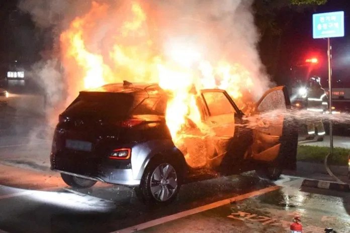 Lángnyelvek által mardosott tisztán elektromos Hyundai Kona