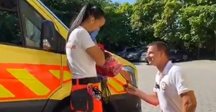 Gáspár Róbert örkényi mentőápoló megkéri barátnője kezét