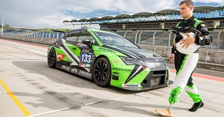 László Attila sétál a Hungaroring boxutcájában