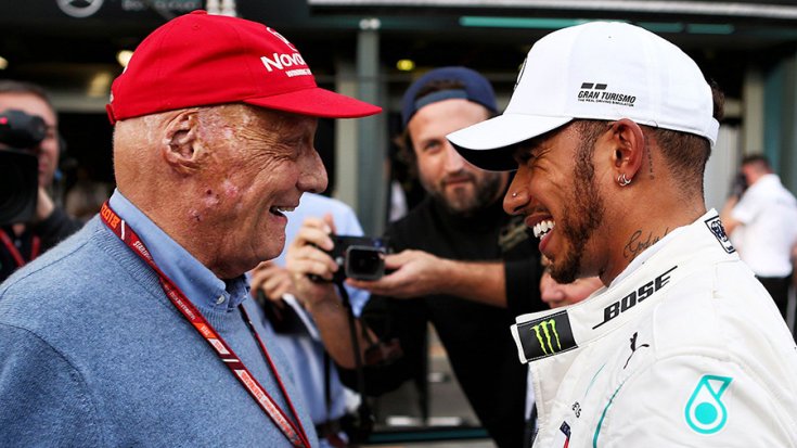 Niki lauda és Lewis Hamilton oldalról fotózva