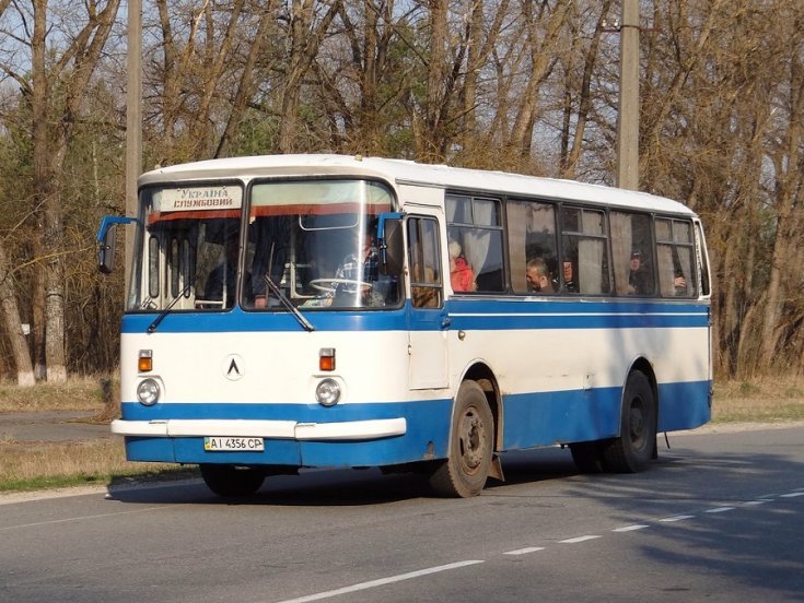 LAZ – 695, busz, fehér és kék csíkokkal, elölnézet, oldalnézet, balról, menet közben