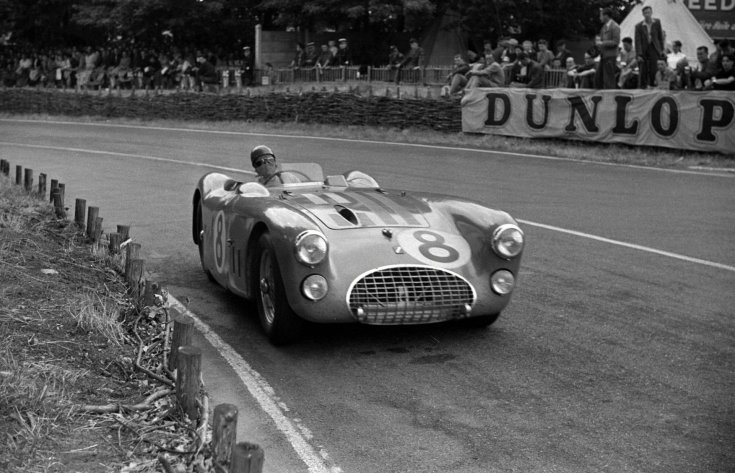 Pierre Levegh 1952-ben Le Mans-ban a Talbot-Lagóban, menet közben