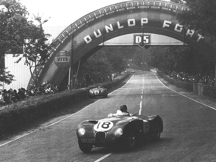 Tony Rolt egy Jaguarban Le Mans-ban szemből, menet közben