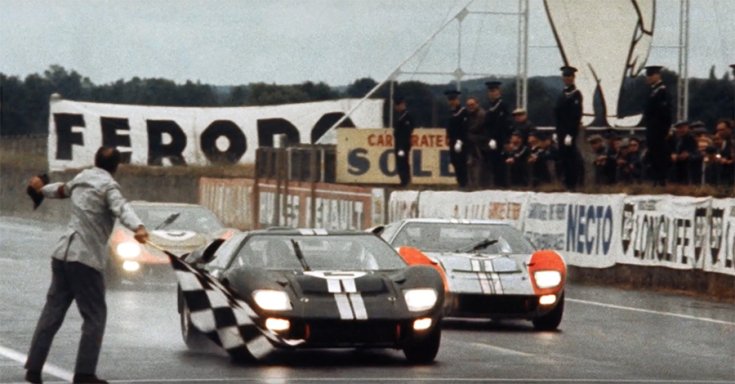 Ford GT 40 a kockás zászló előtt Le Mans-ban