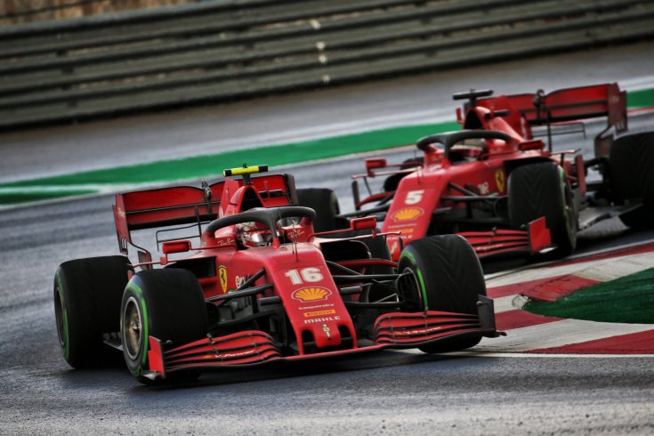 Leclerc, mögötte Vettel