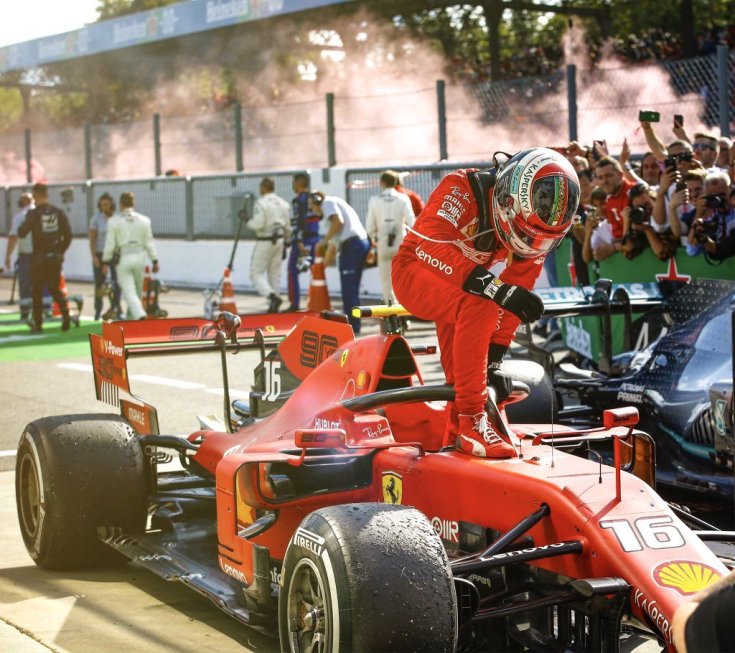 Leclerc száll ki autójából az Olasz Nagydíj megnyerése után