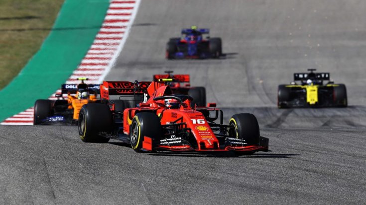 Leclerc a többiek előtt a Ferrarival
