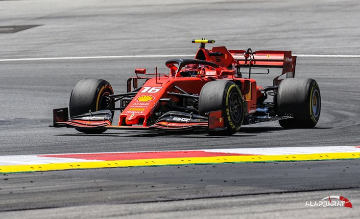 Charles Leclerc oldalról fotózva