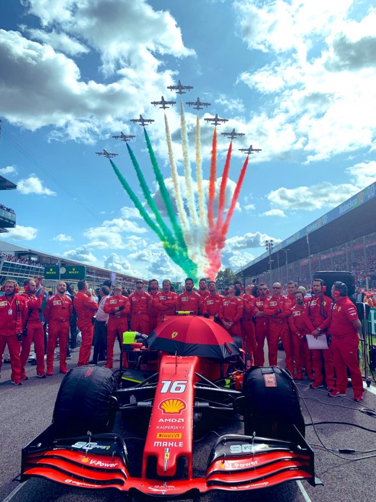 A Ferrari csapata ünnepel Monzában