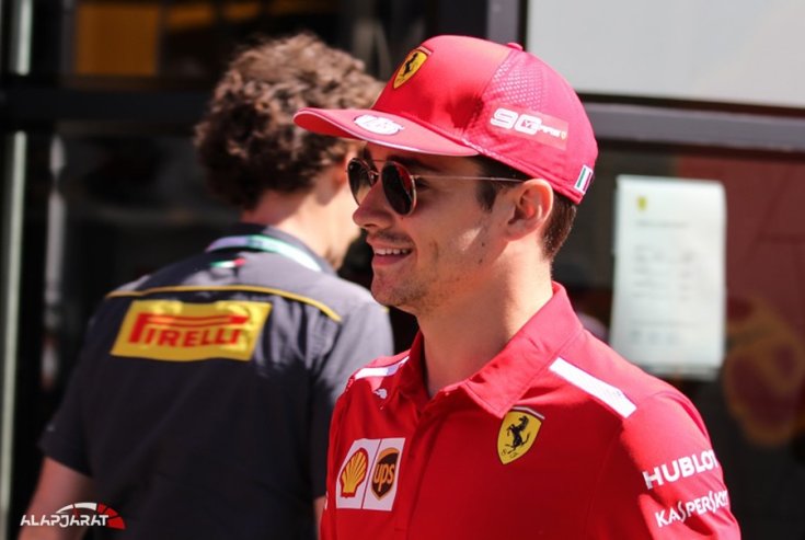Charles Leclerc séta közben a paddockban