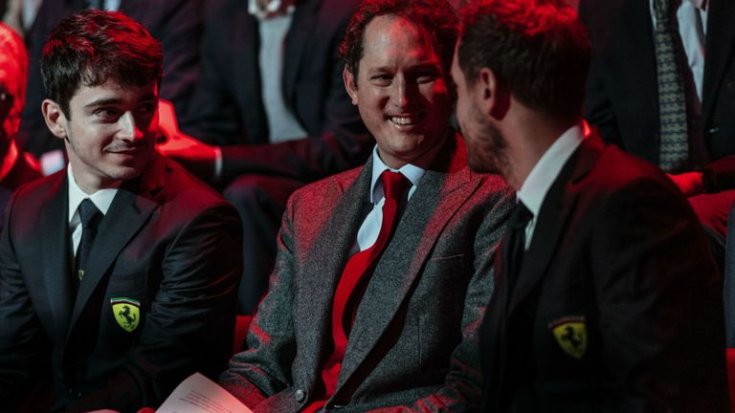 Leclerc és Vettel beszélget