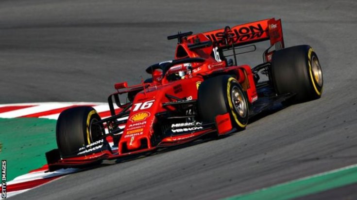 Leclerc a pályán a Ferrarival