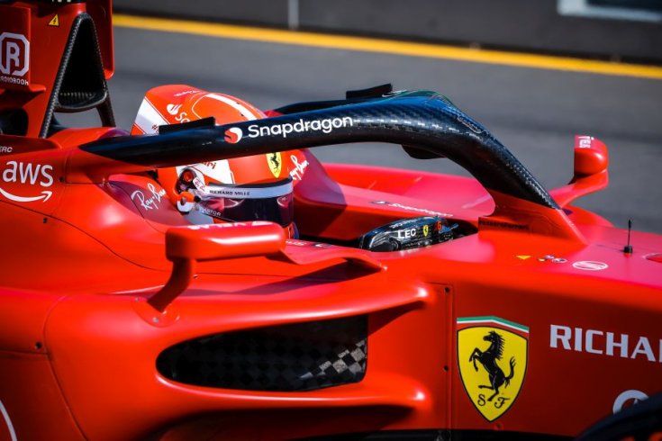 Leclerc vezeti a Ferrarit