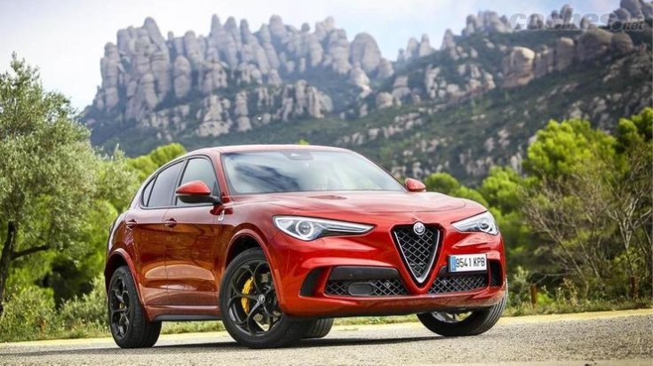 Alfa Romeo hegyvidékes táj előtt féloldalról