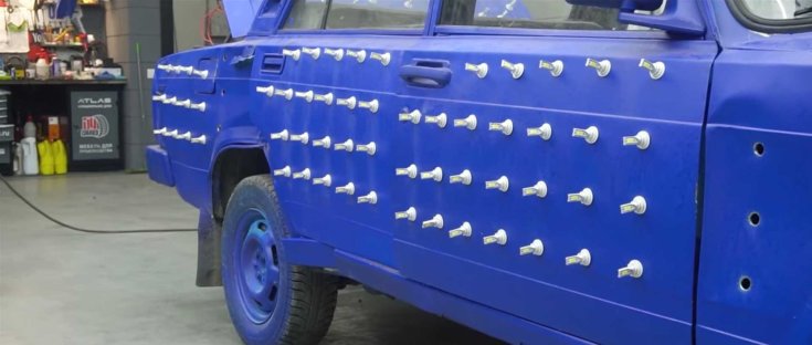 300 LED izzóval borított Lada oldala