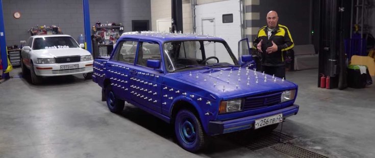 300 LED izzóval borított Lada