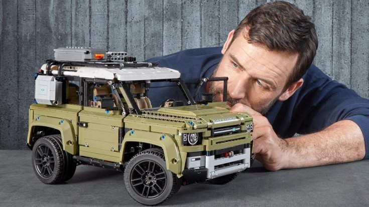 LEGO Technic Land Rover Defendert rak ki egy férfi