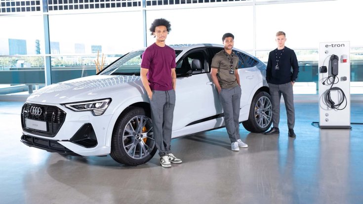 Leroy Sané, Serge Gnabry és Joshua Kimmich pózol az Audi e-tronnal