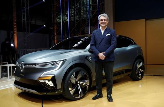Luca De Meo az eWays rendezvényen a Renault eVision mellett