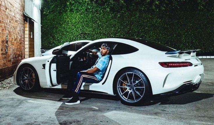 Lewis Hamilton egy Mercedes AMG GTR-ben oldalról