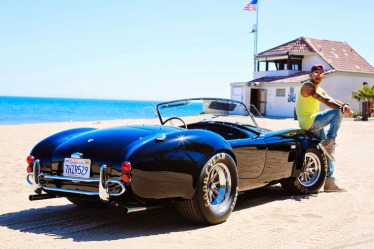 Lewis Hamilton és egy 1966-os Shelby Cobra 427 a tengerparton, hátulról