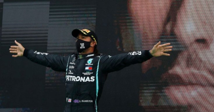 Lewis Hamilton egy Forma-1-es győzelmet követően