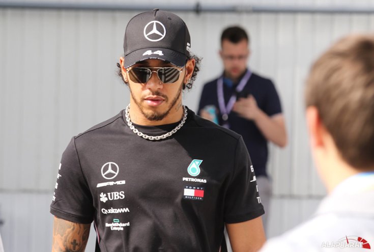 Lewis Hamilton szemből fotózva séta közben