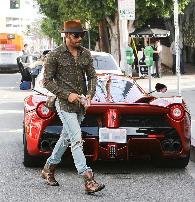 Lewis Hamilton egy út mentén egy LaFerrari mögött