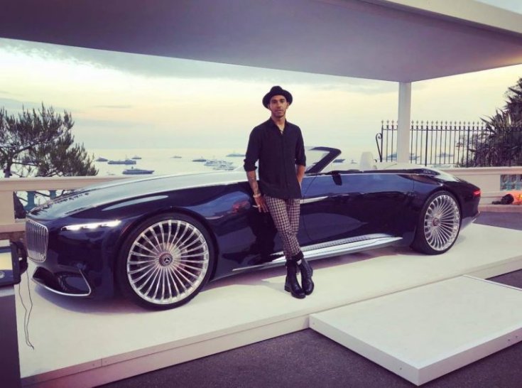 Lewis Hamilton egy Mercedes Maybach 6-os mellett féloldalról