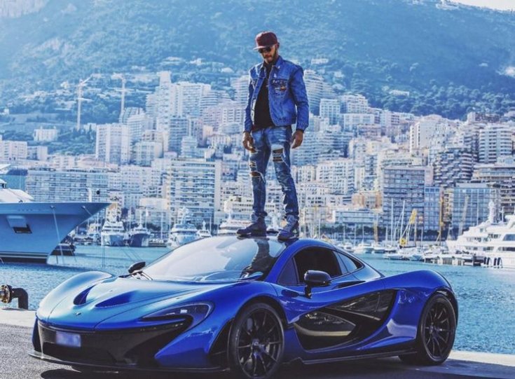 Lewis Hamilton egy McLaren P1 tetején Monacóban