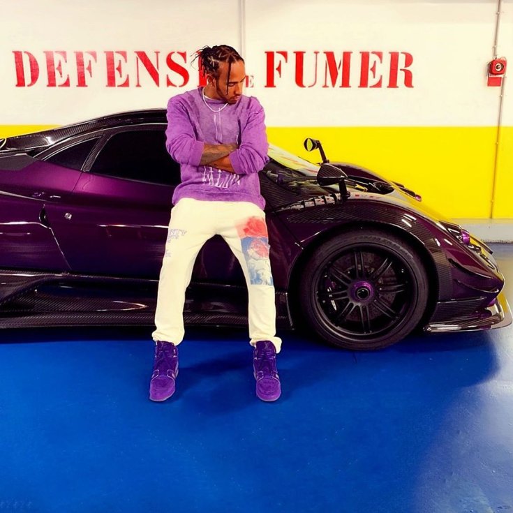 Lewis Hamilton egy Pagani Zonda mellett oldalról egy mélygarázsban