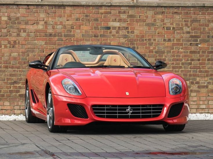 Ferrari 599 SA Aperta egy parkolóban elölről