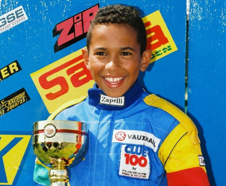 Lewis Hamilton gyerekként egy gokartos győzelem után