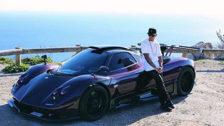Lewis Hamilton mellett egy Pagani Zonda oldalról