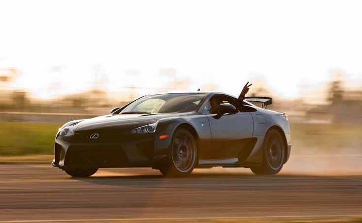 Lexus LFA szuperautó driftelés közben